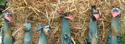 Vogelfiguren aus Keramik im Stroh